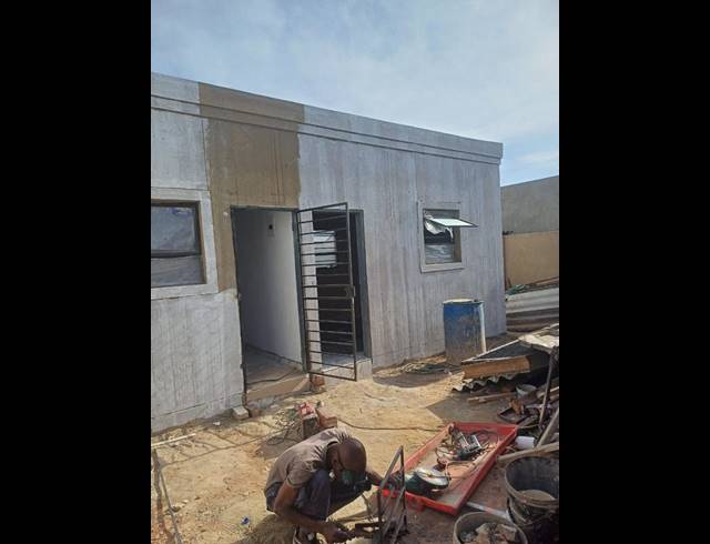 2 BEDROOM HOUSE FOR SALE IN ORLANDO WEST